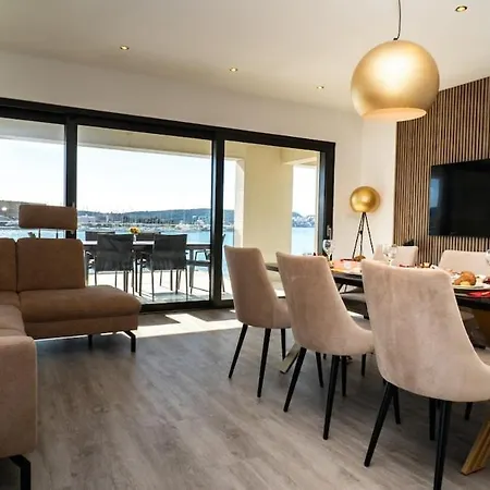 Luxury With Heated Pool Apartment *